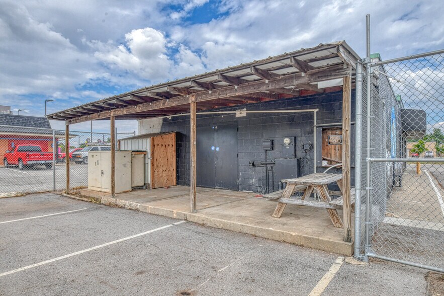 More Photos Of 1404 W Lindsey St, Norman Freestanding For Lease