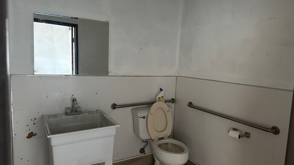 More Photos Of 3000-3096 W Temple Ave, Pomona Freestanding For Lease