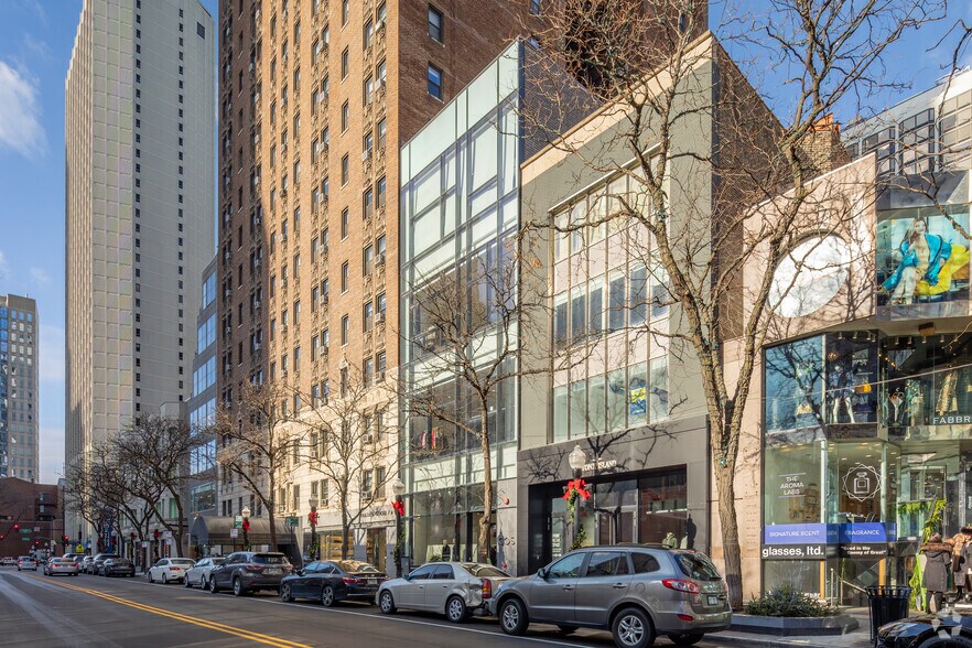 More Photos Of 46 E Oak St, Chicago General Retail For Lease