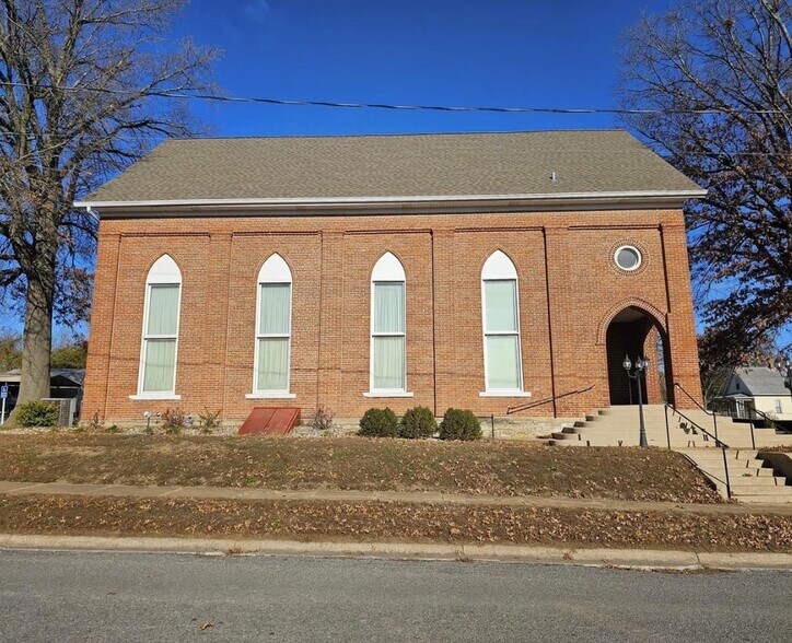 More Photos Of 401 N Vine St, Sparta Specialty For Sale