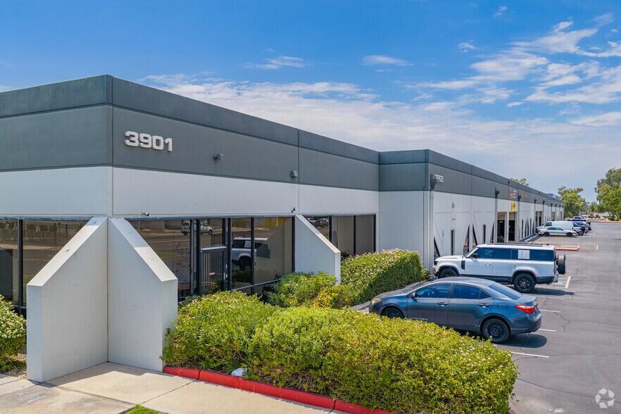 More Photos Of 3901-3911 W Van Buren St, Phoenix Warehouse For Lease