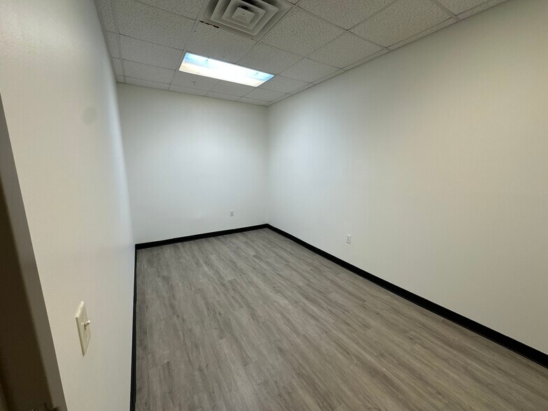More Photos Of 2910-2930 Maine Ave, Lakeland Distribution For Sale