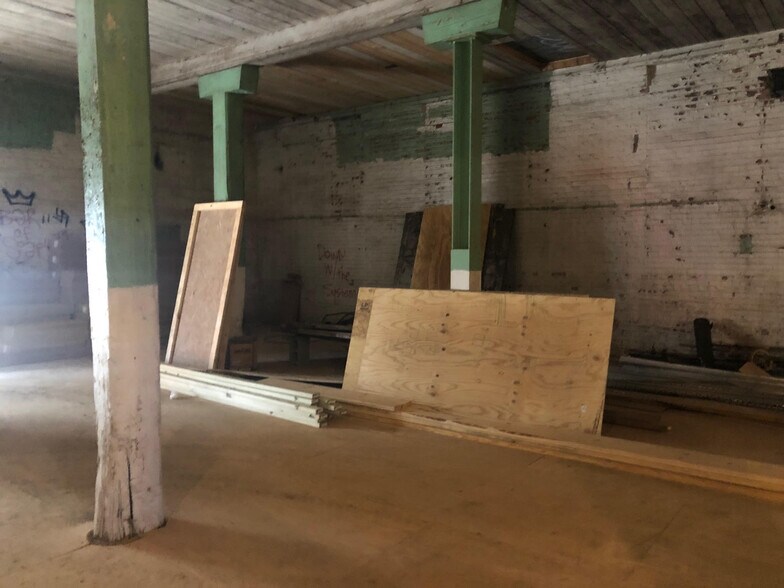 More Photos Of 1702 Fairview St, Greensboro Self Storage For Lease