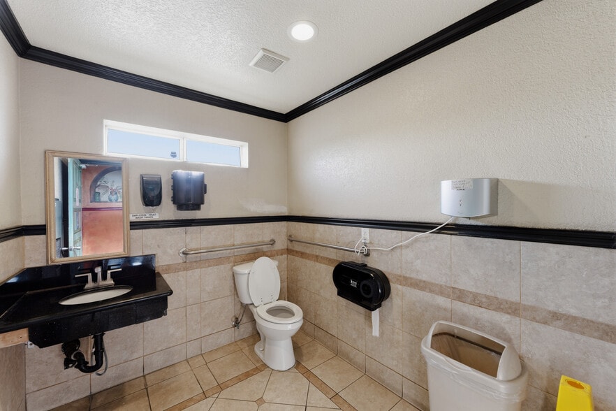 More Photos Of 3350 Saviers Rd, Oxnard Fast Food For Sale