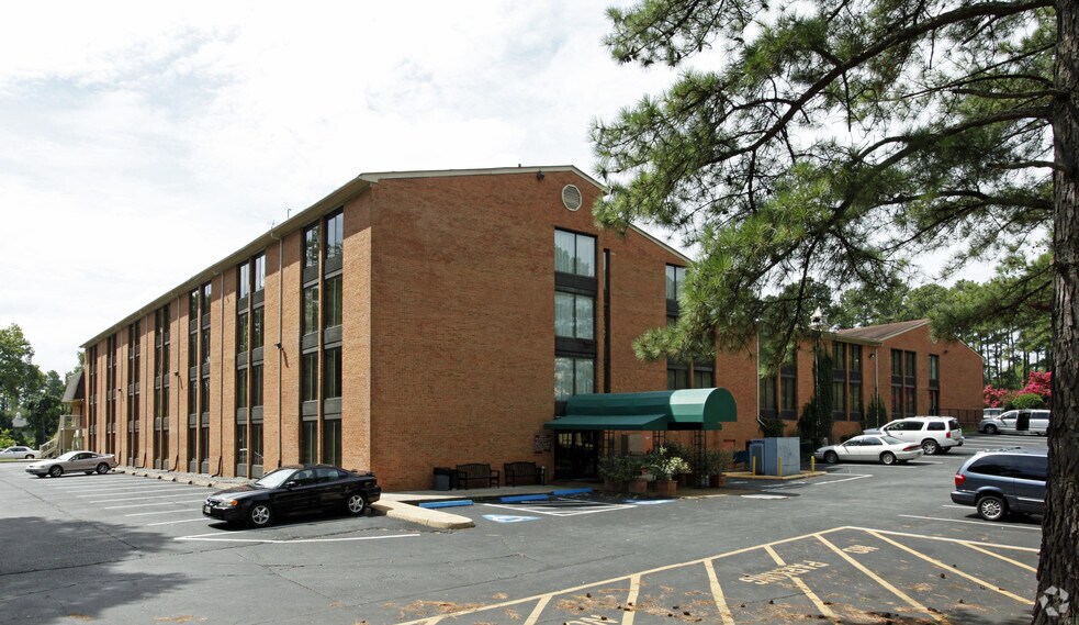 More Photos Of 351 York St, Williamsburg Hotel For Lease