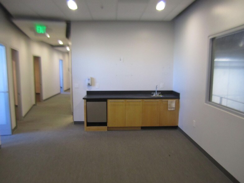 More Photos Of 7663 N San Fernando Rd, Burbank Warehouse For Lease