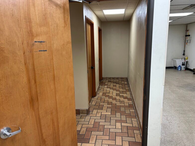 More Photos Of 127 S State St, South Whitley Freestanding For Lease