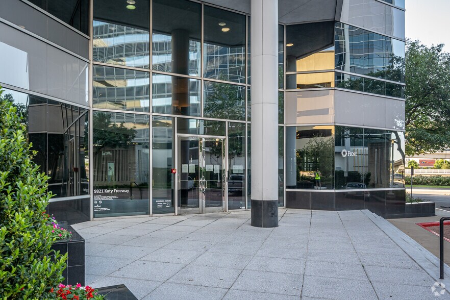 More Photos Of 9821 Katy Fwy, Houston Office For Lease