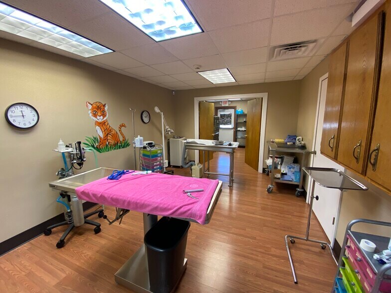 More Photos Of 2228 W College St, Springfield Veterinarian Kennel For Sale
