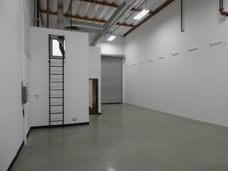 More Photos Of 787 W Woodbury Rd, Altadena Warehouse For Lease