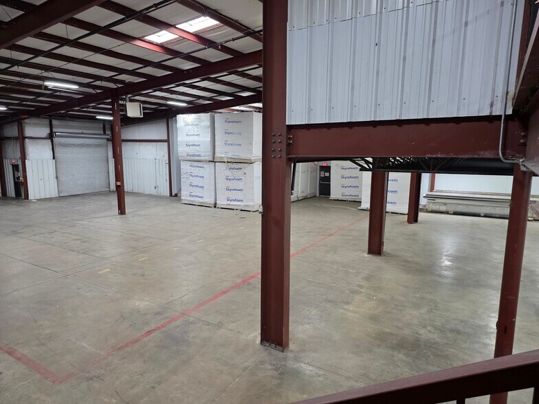 More Photos Of 318 Bell Park Dr, Woodstock Distribution For Lease