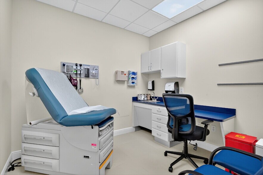 More Photos Of 260-268 Mohawk Rd, Clermont Medical For Lease