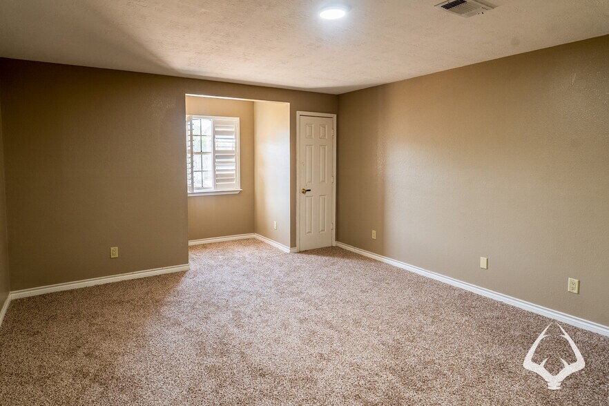 More Photos Of 205 N Wheeler Rd, Colmesneil Office For Sale