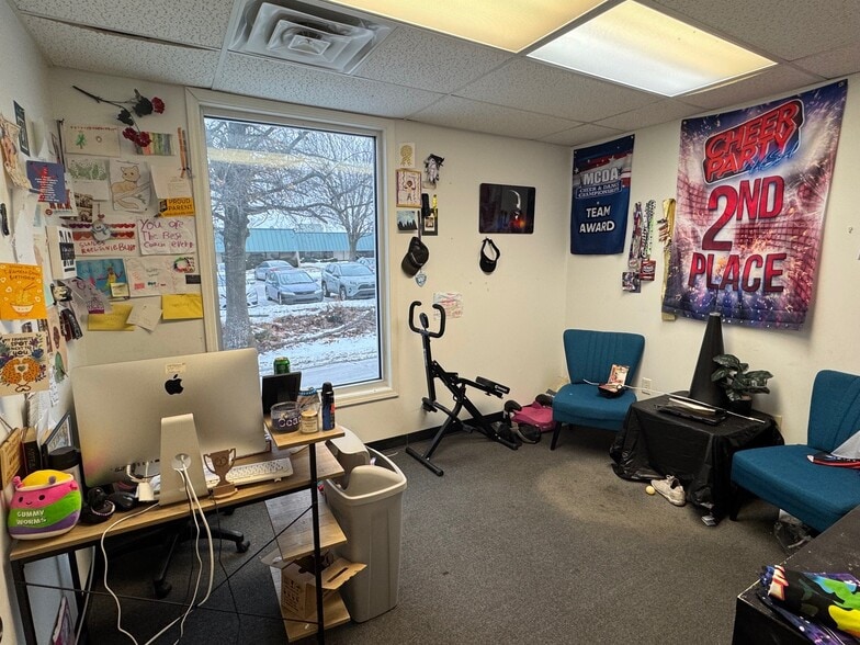 More Photos Of 8325-8339 Nieman Rd, Lenexa Flex For Lease