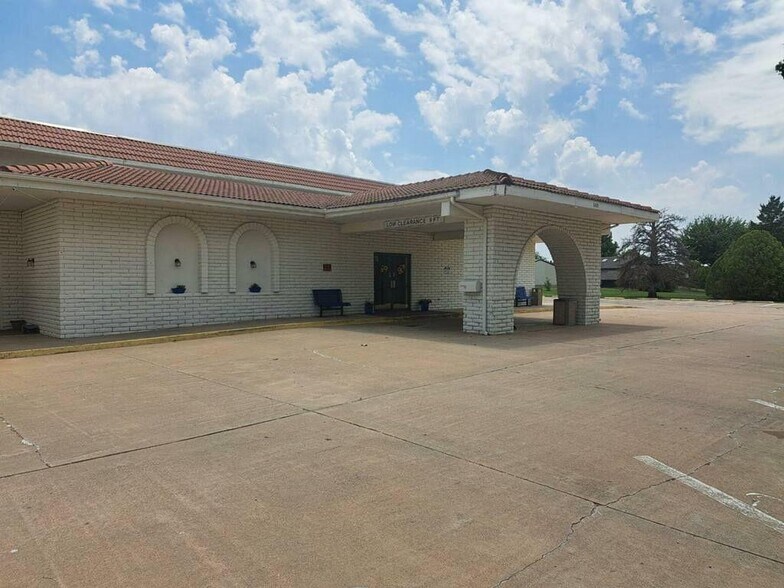 More Photos Of 1401 W US Highway 54, Pratt Hotel For Lease