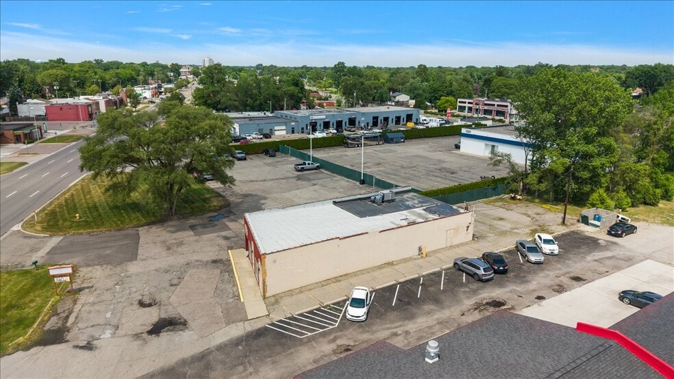 More Photos Of 1357 S Gratiot Ave, Clinton Township Showroom For Sale