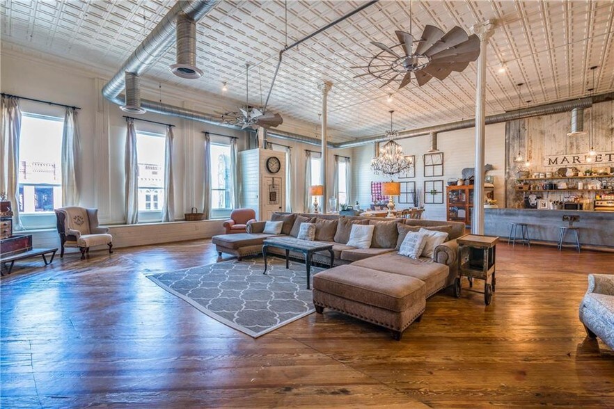 More Photos Of 306 W Main St, Denison Storefront For Sale