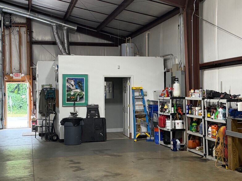 More Photos Of 5541 Thompson Bridge Rd, Murrayville Warehouse For Sale
