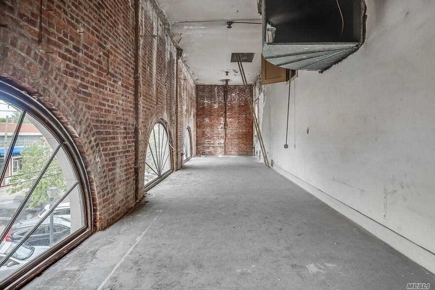 More Photos Of 147 S Wellwood Ave, Lindenhurst Restaurant For Lease