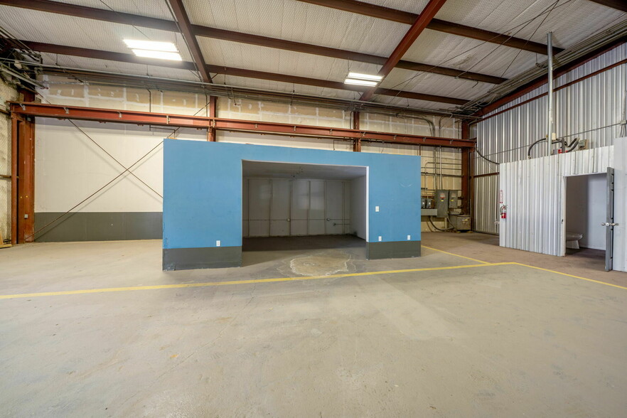 More Photos Of 2833 Roosevelt Ave, San Antonio Industrial For Lease