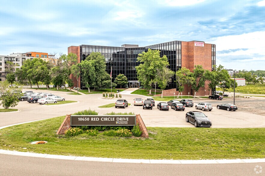 More Photos Of 10650 Red Circle Dr, Minnetonka Medical For Lease