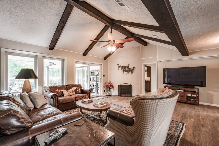 More Photos Of 16410 FM 1485 Rd, Conroe Veterinarian Kennel For Sale