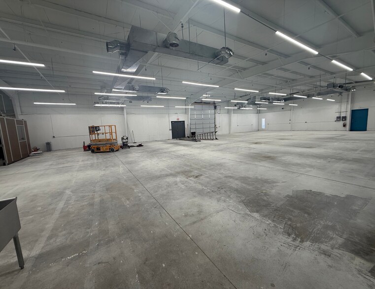 More Photos Of 1915 MacArthur Rd, Waukesha Manufacturing For Lease