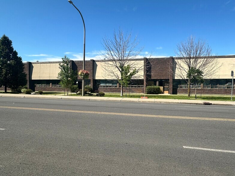 More Photos Of 16791-16821 Boul Hymus, Kirkland Warehouse For Lease