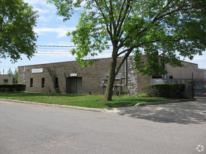 More Photos Of 20 Eads St, West Babylon Warehouse For Lease