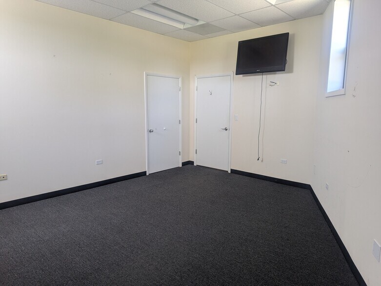 More Photos Of 1624 Old Deerfield Rd, Highland Park Industrial For Sale