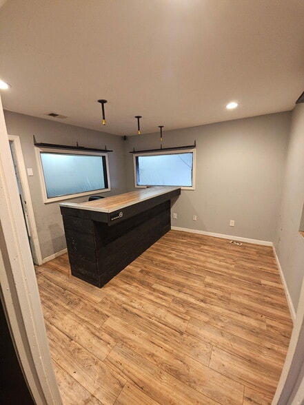 More Photos Of 195-203 N Fehr Way, Bay Shore Warehouse For Lease