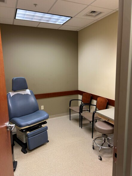 More Photos Of 9850 Nicholas St, Omaha Office For Sale