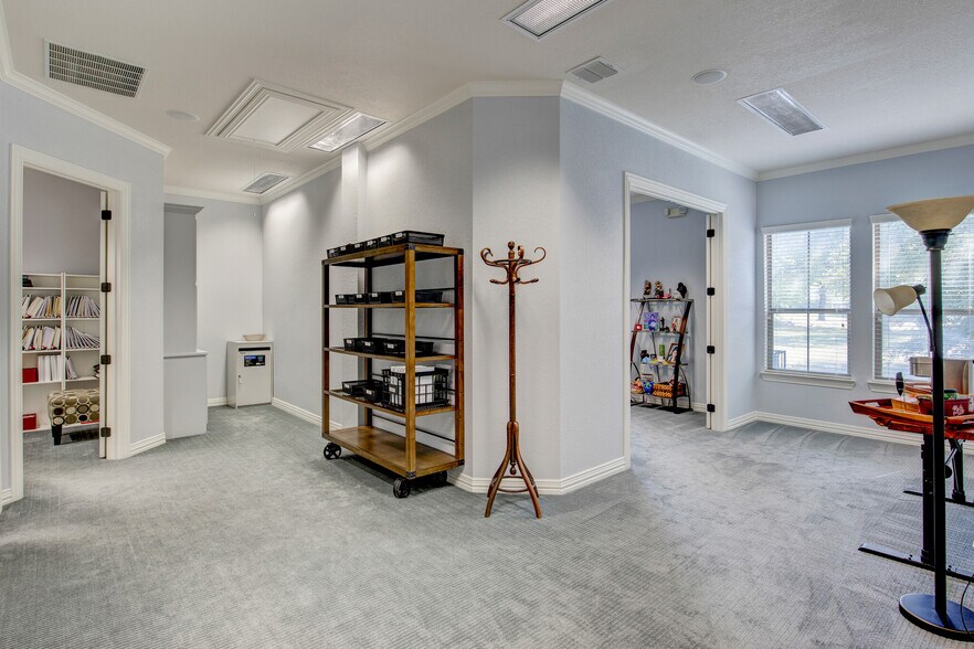 More Photos Of 7633 Bellaire Dr S, Fort Worth Medical For Sale