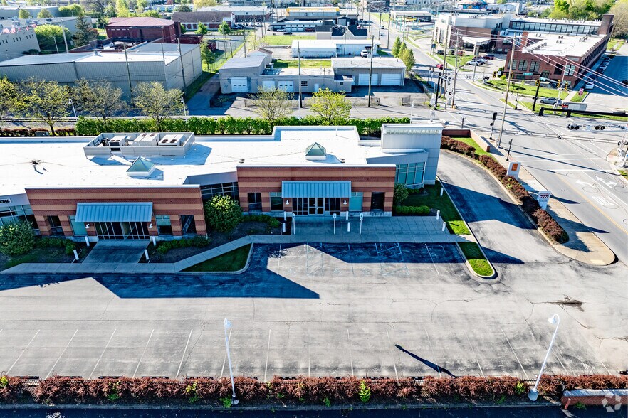 More Photos Of 900 Spring St, Jeffersonville Medical For Lease