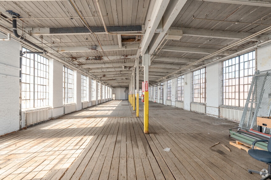 More Photos Of 3775 Kensington Ave, Philadelphia Light Distribution For Lease