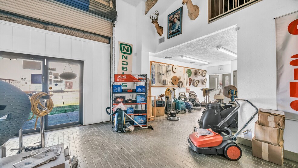 More Photos Of 5308 Sun Valley dr, Fort Worth Flex For Sale