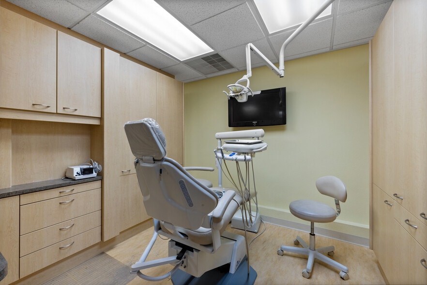 More Photos Of 7820-7822 27th St W, University Place Medical For Lease