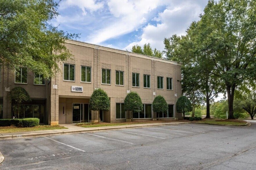 More Photos Of 8510 McAlpine Park Dr, Charlotte Unknown For Lease