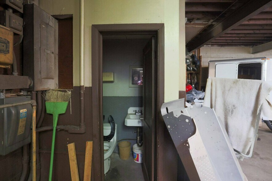 More Photos Of 4215 E Lake St, Minneapolis Freestanding For Sale