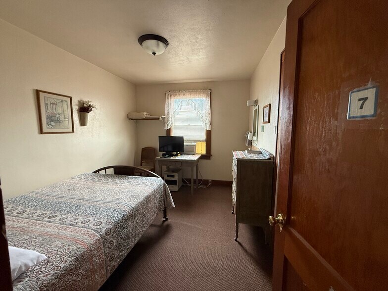 More Photos Of 218 Commercial Ave, Wallace Hotel For Sale