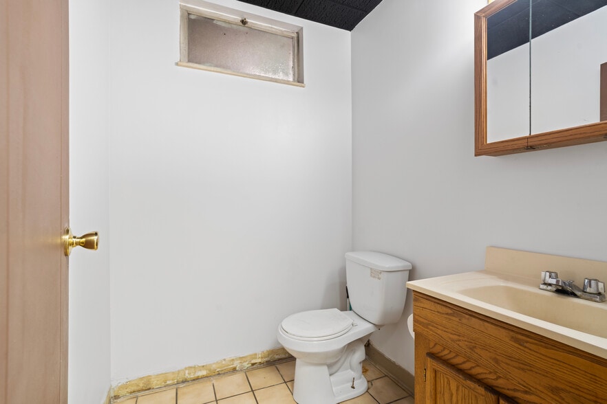 More Photos Of 15 S Worthington St, Youngstown Warehouse For Sale