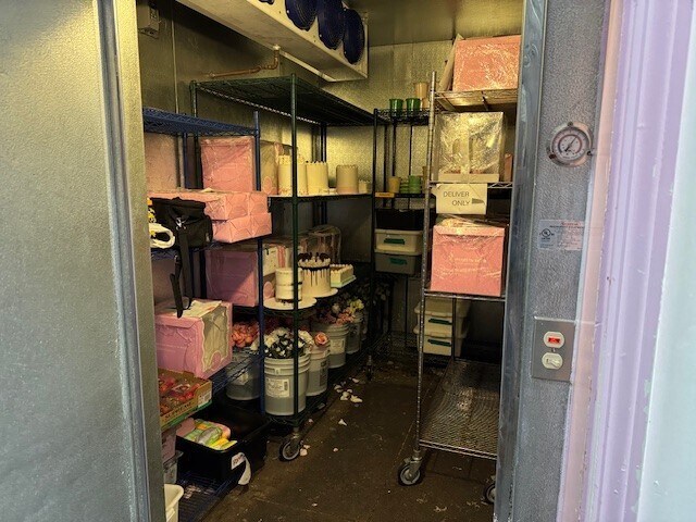 More Photos Of 4574-4578 W Adams Blvd, Los Angeles Restaurant For Sale