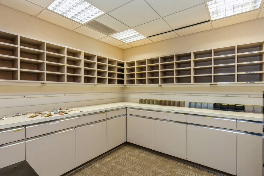 More Photos Of 4505 Douglas Ave, Des Moines General Retail For Sale