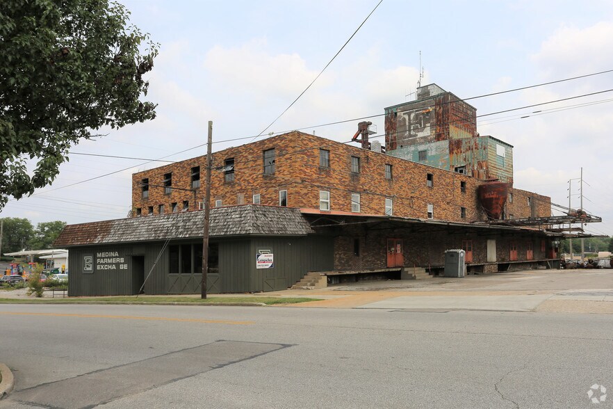 More Photos Of 320 S Court St, Medina Manufacturing For Lease