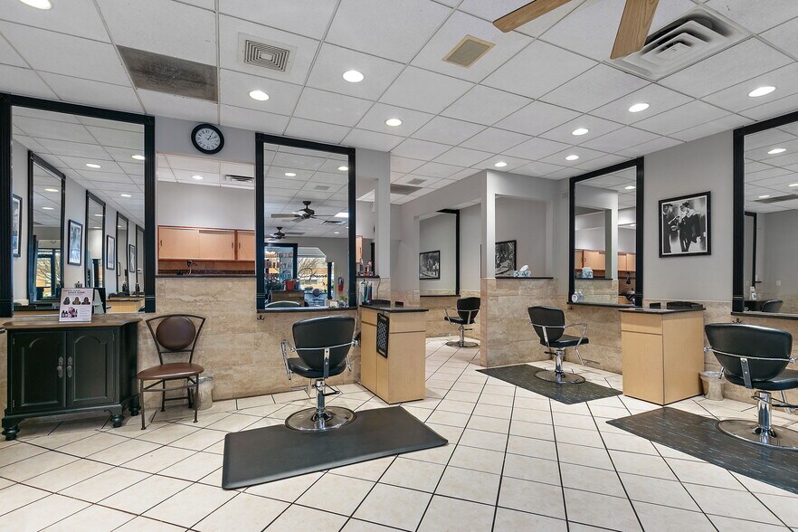 More Photos Of 160-175 N Edison Ave, Elgin Freestanding For Sale