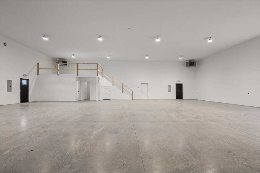 More Photos Of 7535 Roughsawn Dr, Helena Showroom For Lease