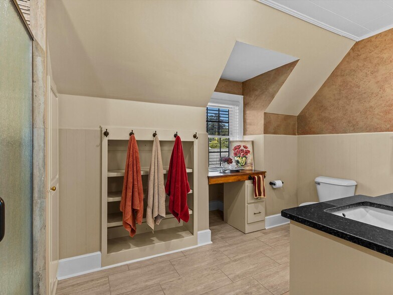 More Photos Of 302 W College St, Enterprise Flex For Sale