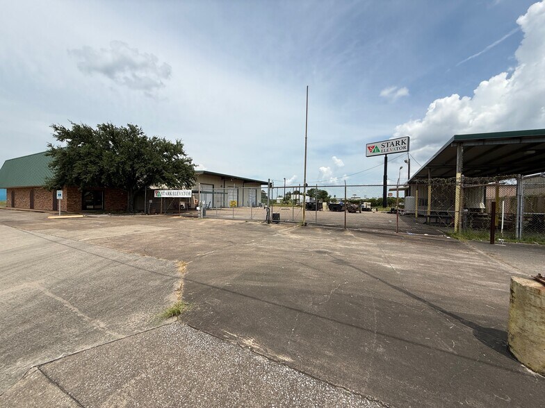 More Photos Of 1655 S 23rd St, Beaumont Service For Sale