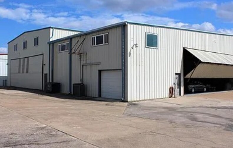 Primary Photo Of 155-156 Aviator Dr, Fort Worth Airplane Hangar For Sale