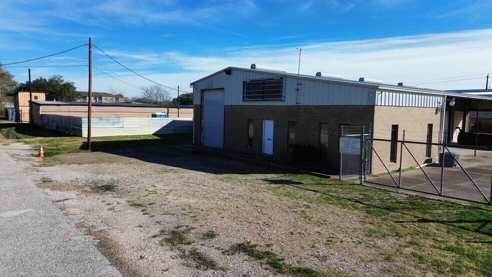 More Photos Of 3412 Lockheed St, Pearland Auto Salvage Facility For Sale